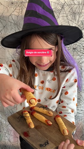 Liana vous propose aujourd’hui de « joli » biscuits pour Halloween 👻 Des doigts de sorcières ensanglantés 🩸 pour un effet « beurk » garanti ! C’est une recette facile à faire avec les enfants, Liana s’est bien amusé 😜 (et c’est le principal, les rageux d’Halloween… bye bye 👋) Ingrédients: (pour environ 30 biscuits) • 120g de beurre mou • 60g de sucre glace • 80g d’amande en poudre • 1 œuf • 200g de farine • environ 30 amandes émondées • un peu de confiture de fraise (ou autre fruit rouge) 1️