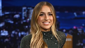 Tate McRae’s pilates pal Glen Powell hooked her up with Sydney Sweeney for a feature on So Close To What! | The Tonight Show Starring Jimmy Fallon