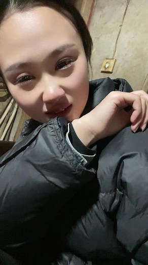 一句“会好的”撑了我一年又一年，小时候盼着过年，长大后害怕过年，再也不再是那个追在爷爷奶奶身后要压岁钱的小朋友了…… 一路走来一边经历一边成长，这些年失去了什么又得到了什么我自己也说不清…… 唯一清楚的就是所有的路都是我自己选择的，爬我也要把它爬完，至于其他，顺其自然…… 新的一年希望可以过得好一些，至少，开心一点，健康一点……#咽下了所有的情绪 #深夜emo #满身疲惫