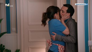 Dave e Lúcia celebram namoro com beijo apaixonado