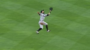 Impresionante atrapada de Jon Berti