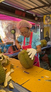 4.6M views · 23K reactions | Amazing woman cutting skills - durian cutting almost 6kgs - ปอกทุเรียนไซต์ใหญ่ | SpeedFoods | Facebook