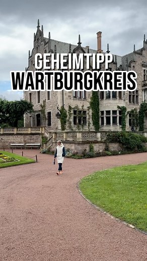 Versteckt im Grünen liegt Schloss Altenstein – einst Sommerresidenz der Herzöge von Sachsen-Meiningen. Umgeben von einem traumhaften Landschaftspark mit Wasserfällen, Grotten und exotischen Bäumen ist es ein echter Geheimtipp für einen märchenhaften Spaziergang! #wartburg #reisetipps #ausflugsziel #deutschland #eisenach | WE TRAVEL THE WORLD