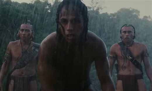 Lo curioso es que los que le están respondiendo tampoco la entienden... La escena es una cita directa al final de Lord of the Flies de William Golding (1954), cuando Ralph está acorralado por Jack y los cazadores degenerados en tribu salvaje, aparece de pronto un oficial de la Royal Navy atraído por el humo del incendio, los niños se paralizan al ver al adulto uniformado y la caza se detiene en seco. Apocalypto reproduce el plano con esa cita estructural deliberada. En Golding los británicos rep
