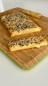 Pan de avena y ajonjolí , saludable, con pocos ingredientes, es saludable y muy fácil de hacer. Puedes hacerlo también en #airfryer los ingredientes: -2 tazas de harina de avena -Una taza y media de queso costeño -3 huevos huevos -1/4 de taza de leche o bebida de almendras -3 cucharadas de aceite de oliva extra virgen -Ajonjolí Preparación: En un recipiente mezclar todos los ingredientes llevamos a un molde lo llevo al horno yo usé a 180 grados por 25 minutos y estarán listo para disfrutar 🙌 ir