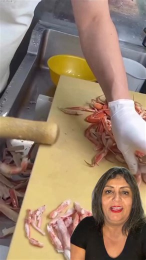 Eliana Silva | Dicas on Instagram: "Quem ama caranguejo vai amar esse truque🦀 Com um simples Rolinho, você consegue tirar toda a carne da pata, sem esforço e sem desperdiçar nada . 🤩 Mais praticidade, mas aproveita menos e menos bagunça . 😉 . . . ✅ Se curtiu já deixa o seu Like 👍🏻 📩 Compartilha com quem precisa saber disso. 🙏🏻 🙋🏻‍♀️ Me segue @dicastopdaely para receber mais dicas criativas como essa.💡 . . . 💳: fish.market.jonob ⚠️🚨Author, I noticed that your content is enabled for r