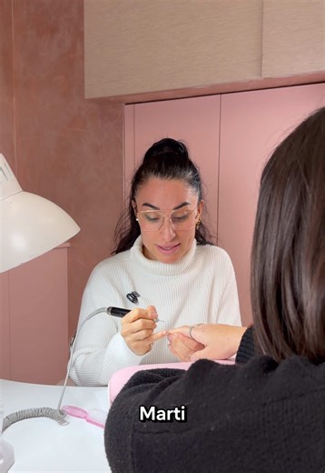 RAGAZZE, I BIGLIETTI SONO UFFICIALMENTE ONLINE. Se stavi aspettando il momento giusto per investire su te stessa e sulla tua carriera… questo è quel momento. Il 23 e 24 Maggio 2026 torna a Roma il Nail Evolution Workshop HD Nails all'NH Villa Carpegna e quest'anno è più grande che mai. Natalya Fuks, Alessandra Pizzari, Valentina Petrocco, Alice Giannino, Rita Ferri saranno lì a mostrarti tutti i segreti per alzare il tuo livello. Non puoi perdere quest'occasione. Ogni biglietto include attestato