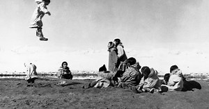 25 Amazing Vintage Photographs That Capture Everyday Life of Inuit People From the Early 20th Century