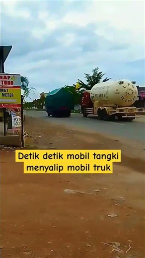 detik detik mobil tangki menyalip mobil truk