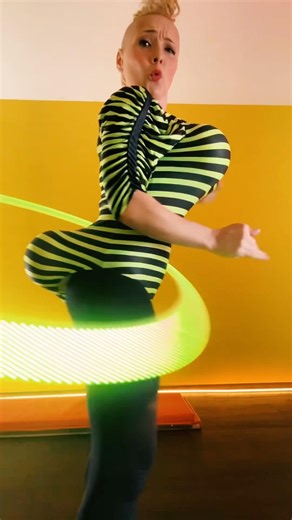 This is hula hooping 🤣 #hulahoop #howtohulahoop #hoopdance #dance