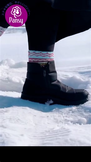 FOOTSPOT. on Instagram: "🌨️ 日本 Pansy 冬季短靴 — 溫暖、防水、防滑耐磨！ 寒冬出門不再怕冷、不怕濕！ 這雙 Pansy 冬季生活防水短靴，為你準備了全方位的貼心設計： 1️⃣ 兩側滑動拉鍊 — 穿脫快速又方便 2️⃣ 隔熱片設計 — 阻隔寒氣，保暖加倍 3️⃣ 羊毛鞋墊 — 柔軟舒適，溫暖一整天 4️⃣ 寬鬆 4E 鞋楦 — 舒適不擠腳，行走更自在 5️⃣ 防水加工 — 下雨天也能安心出門 6️⃣ 超輕鞋底 + 陶瓷橡膠 — 防滑耐磨，走路更穩 ✨ 輕盈保暖，時尚百搭，這個冬天就靠它守護你的雙腳！ 👉 快來體驗日本 Pansy 的冬季魅力吧！FOOTSPOT 獨家發售 📍 現已於 Footspot 門市及官網同步發售。 📍門市地址：https://www.footspot.com.hk/門市地址 #Pansy #Japan #冬季短靴 #防水保暖 #羊毛鞋墊 #防滑設計 #舒適鞋履"