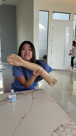 woman pranks friend with fake arm #fyp