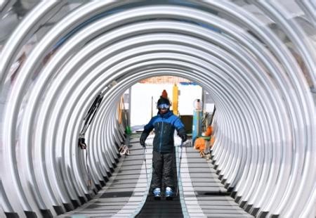 ゲレンデに出現!　近未来感漂うトンネル　全長50ｍの動く歩道に気分高揚　養父・おおやスキー場