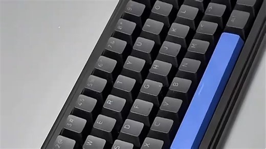 每天晒键盘已成习惯，G512机械键盘手感扎实，RGB灯效超有氛围感，打字 gaming 两不误，桌面颜值UP！