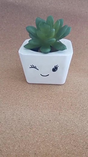 Oiiii gentiiii vou mostrar pra vocês como fiz este vasinho de gesso, simples de fazer e ótimo para decorar mesa , prateleira ou qualquer móvel que desejar. Me sigam pra mais dicas. #diy #decoracao #facavocemesmo #reciclar #comofazer #fy #gesso #vasodecorativo