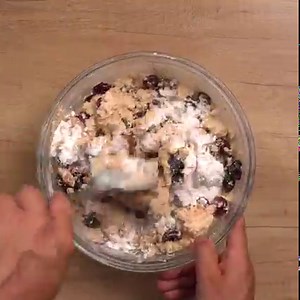 3.2K views · 413 reactions | Osvježavajuć i sočan ljetni kolač, ali bez pečenja? I to je moguće! Kolač od keksa, jogurta i trešanja jednostavan je desert koji se priprema u trenu, a pritom ne uzrokuje dodatne visoke temperature u kuhinji!  Cijeli recept pronađite na linku: bit.ly/Kolac_od_keksa_jogurta_tresanja | Studenac | Facebook