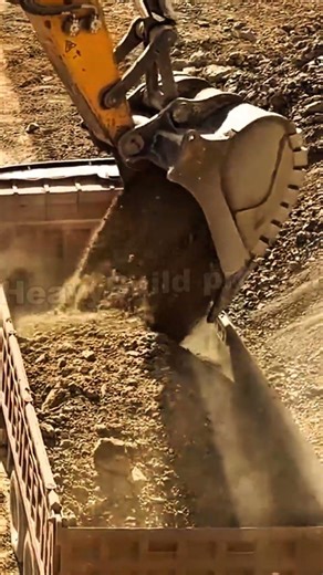Liebherr 945 Full Power Loading – Perfect Until Last Bucket! 💪🔥 #earthmoving #heavyequipment