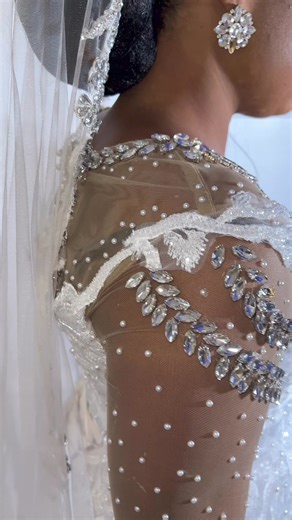 17K views · 196 reactions | Robe de mariée disponible au salon BELLEDAME, prix : 2.500.000fg réservation au +224626405737  +224626405737 | BELLE DAME | Facebook