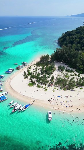 Explore the Stunning Phi Phi Islands in Thailand