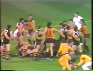 Mark Lee takes on the Brisbane Bears 👊 Round 22 1987 | A little Biffs Bumps And Brawlers
