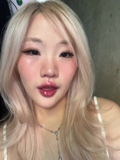 beabadoobee inspired makeup whilst i crash out about wanting to go back to dark hair but also knowing light pink hair was made for me🧘‍♀️