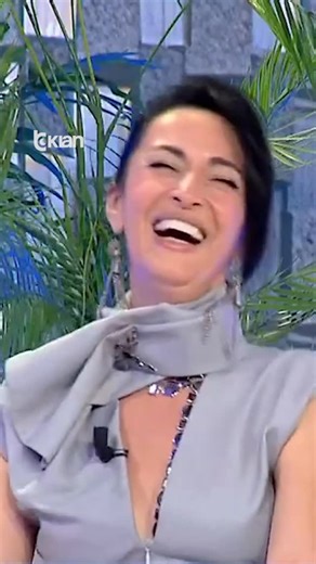 TV KLAN on Instagram: "Për herë të parë, Inida Gjata rrëfen historinë pas emrit të të birit Sot ishim me një artiste, një personazh shumë të dashur televiziv, një grua e lirë, e cila asnjëherë nuk ka komplekse të shprehë mendimet e saj. Ajo prej vitesh tashmë ka ndërtuar jetën e saj në Gjermani, ndërkohë prej disa javësh është në Shqipëri, pasi edhe pushimet i ka kaluar këtu me familjen e saj të vogël. Ajo është Inida Gjata Kreuz apo siç njihet me emrin e saj të artit Zhaku, një artiste, e cila 