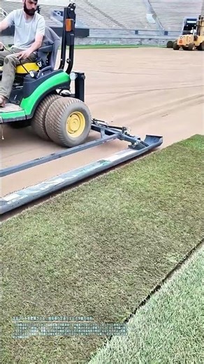 芝生シートを密着させる：競技場の芝張り仕上げ作業の技術