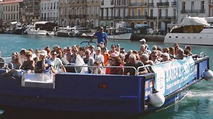 Jusqu'au 31 août, les bateaux-bus à Sète, c'est tous les jours de 8h15 à 13h30 (toutes les 20 minutes) ! Le service, entièrement gratuit (tout comme le parking du Mas Coulet à proximité), vous emmène du Quai Paul Riquet vers le centre-ville (Quai Général Durand). Et même plus... car il permet également aux festivaliers de traverser la ville depuis l’entrée Est jusqu’au Théâtre de la Mer. Des navettes spéciales sont également mises à disposition pour le Festival de Thau, les Fêtes de la Saint-Lou