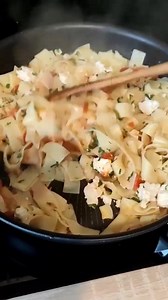 Smaczny makaron z patelni 😋 Dowolny surowy makaron ok 10 dag, 1/2 małej cebuli, większy pomidor, ok 3 - 4 łyżki pokruszonego sera białego - u mnie wędzony, łyżka masła, przyprawy wg smaku, u mnie sól, pieprz i łyżeczka ziół włoskich, natka pietruszki Na maśle przyrumieniłam delikatnie pokrojoną w kostkę cebulę. Do cebuli dodałam obranego ze skórki pokrojonego pomidora - wymieszałam. Następnie dołożyłam ugotowany makaron - smażyłam mieszając ok minuty. Na koniec dodałam ser i ok 2 łyżki pokrojon