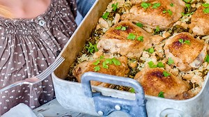 Allt i ett-kyckling med ris, bönor och grönkål samt parmesan- och citronsås