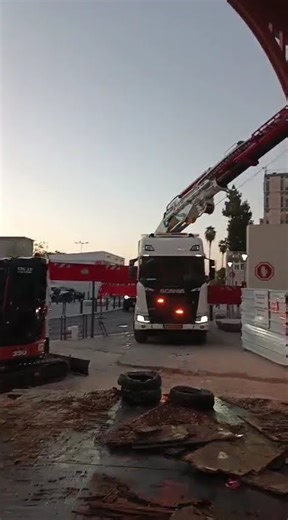 עבודת מנוף באתר בנייה – הנפת בובקט בצורה בטוחה