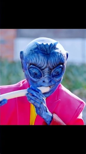 This alien loves eating scallions. #movie #film #crazily #ytshorts