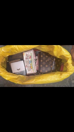 🌸 Premium YellowSack Wallet 🌸120PCS More or Less Mix Short and Long Wallet 6,000 Per Sack ‼️ 3SACK AVAILABLE | Clang UkayUkay Bales Supplier