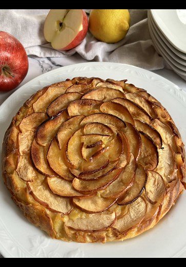 👩‍🍳Clicca qui per la ricetta⤵️❤️ Una TORTA DI MELE cosi cremosa e morbida, sono sicura che non l’hai mai assaggiata 😉 Io ne ho preparate 2 , una per noi e l’altra l’ho regalata. Entrambe super apprezzate ( e divorate in un attimo 😂) ✅Salva la ricetta, ti servirà spesso VEDRAI 🤩 🇮🇹Ingredienti🔖 per teglia 22cm Misurate tutto con il vasetto di yogurt da 125 g -3 uova 5 mele totali(4 tagliate a fettine nel impasto 1 per la decorazione) -1 vasetto yogurt bianco -2 vasetti zucchero -1 vasetto 