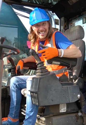 🚧 Trucks, Construction Diggers?!! 🚜 👷‍♂️ CHECK OUT HANDYMAN HAL! 🚧🦺 Handyman Hal is a family friendly show that takes you on entertaining and educational adventures! Your whole family can enjoy a wide variety of episodes on topics like construction, lawn care, tractors, animals, tools, car washes, and much more. Handyman Hal loves to learn about how things work through real life experiences. Hal always has a plan to fix the problem and help a friend. Join in on all the fun and tag along to 