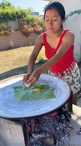 2.6M views · 24K reactions | Huevo asado al comal con hoja de platano ideal para la dieta! comida tipca del pueblo! #comidacasera #comidatipica #comidatradicional Fans destacados | VLADI Maltez | Facebook