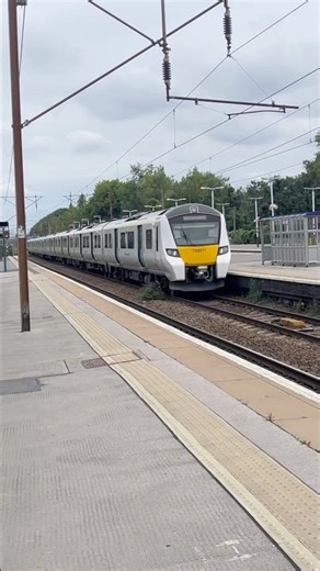 Thameslink Class 700 SPEEDS through Finsbury Park #trains #trainspotting #shorts