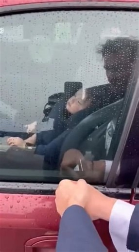 "They Saw a Man in a $5,000 Suit Smashing a Car Window and Thought I Was a Lunatic—Until They Saw the Purple-Faced Toddler I Pulled From the 130-Degree Oven While the Police Were Still Five Minutes Away. It was 114 degrees in Phoenix. The kind of heat that doesn't just burn; it oppresses. It sits on your chest and dares you to breathe. I wasn’t supposed to be in that parking lot. I’m Julian Thorne. People like me—CEOs, venture capitalists, guys trying to close a nine-figure merger—we don’t walk 