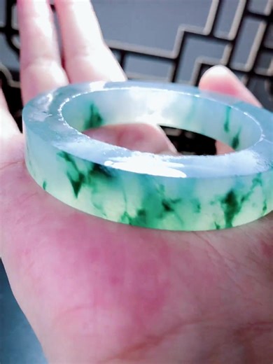 冰飘花手镯定制，满花胶荧光感十足！高品质货[呲牙][呲牙]55-59正圈口，宽度1.28㎝！好东西不多介绍，孤品一只，喜欢询价㊙️惊喜价[哇][哇] #翡翠手镯 #翡翠手镯定制 #高冰飘花 #翡翠 #jadeite | 吳小蕊