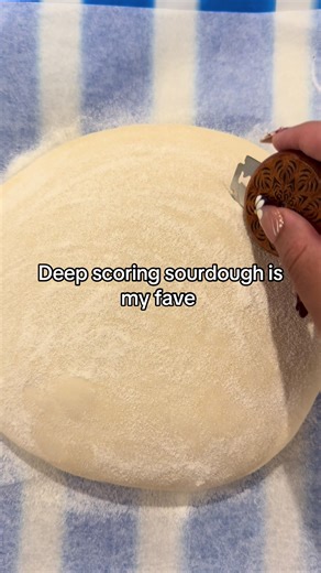 It makes the sourdough pop #fyp #viral #sourdoughscoring #fypシ゚ #fyppppppppppppppppppppppp