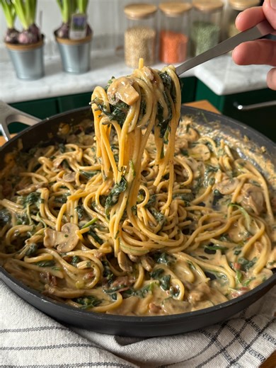 Pasta 🍝 “tutto in una padella” 🍳 per quando hai un botto di fame, zero tempo per cucinare e niente sbatta di sporcare tremila cose in cucina. Facile, velocissima, toppissima per pranzo o cena e con ingredienti super variabili a seconda della stagione. Noi la amiamo tantissimo, la prepariamo sempre quando vogliamo un piatto ricco di verdure: cremose, saporite e senza perderci le ore. 180 g di spaghetti 500 g bevanda di soia 300 ml di brodo vegetale 150 g di champignon 80 g spinacino fresco 2 cu