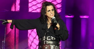 Alice Cooper Live in 2024: ‘Like Something Out of a Time Warp’ - Best Classic Bands