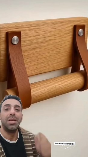 🧻✨ Transformá tu baño con este elegante porta rollos hecho a mano: estilo, funcionalidad y mucho encanto rústico. 🛠️💡 Un detalle que marca la diferencia: aprendé a crear tu propio porta rollos con un toque moderno y artesanal. 🚿🔨 Dale vida a tu baño con este porta rollos decorativo, hecho con madera y cuero para un acabado único. 🎯🪵 Idea creativa para el baño: construí este porta rollos con estilo vintage que enamora a primera vista. 🪚📏 Inspiración rústica para tu hogar: porta rollos fá