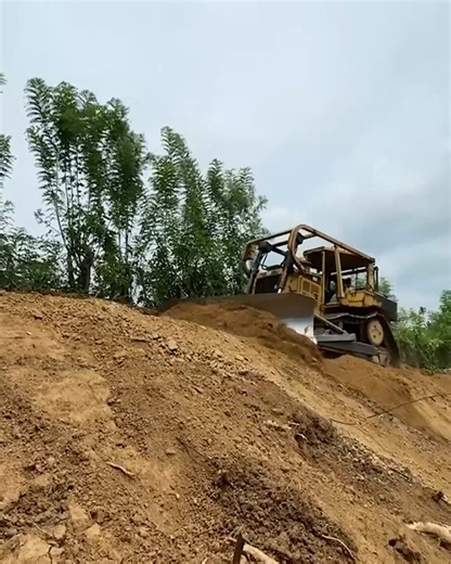 Mastering the Mountains! CAT D6R XL Dozer's Cliff Leveling Adventure | Grader Construction