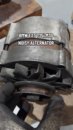 BMW E23 735i M30 after almost 40 years ofcourse your alternator will be noisy and worn. The bearing goes bad and the power regulator will fail. Luckily you can get them rebuild and it will be perfect again for many more years! #bmwlife #bmwdiy #youngtimer #bmwe23
