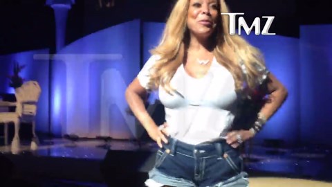 Wendy Williams -- Model Recovery after Stage Fall (VIDEO)