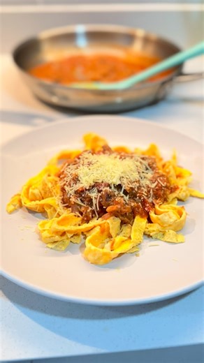 Diana Molina | Remite la Diabetes T2 on Instagram: "Comer poquito no baja tu glucosa ❌ El error no es cuántas veces comes, es comer por debajo de lo que tu cuerpo necesita. Estas pastas funcionan porque dan 🍝 volumen 😌 saciedad 📉 impacto glucémico distinto Mismo volumen. Misma saciedad. Impacto glucémico completamente distinto. 👉🏼La estrategia no es comer menos. Es comer mejor estructurado. 📩 £SCR!B£ 👉🏼GUÍA y te envío los errores que debes evitar antes de comer para bajar tu glucosa . . 