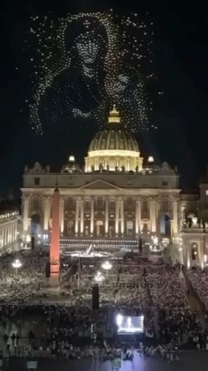 مدينة الفاتيكان تبهر الأنظار 😍 أضاءت 3000 طائرة بدون طيار سماء المدينة بأيقونات فنية رائعة مثل تمثال بييتا لمايكل أنجلو، وصور ليسوع ومريم، وصورة للبابا فرنسيس، ضمن أبرز مشاهد عرض الطائرات بدون طيار الاستثنائي فوق كاتدرائية القديس بطرس في الفاتيكان. | Sainte Rafqa - القديسة رفقا