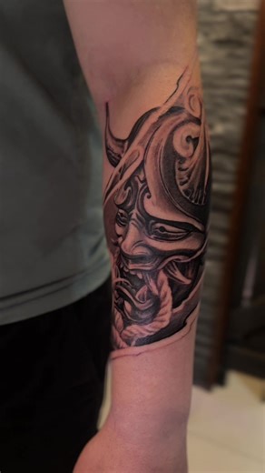Diseño de tatuaje japonés: Máscara Oni y manga completa
