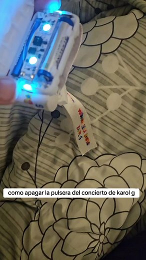 Cómo apagar la pulsera del recital de Karol G